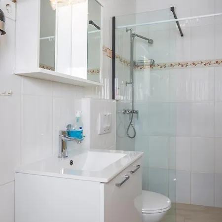 Lovely In With Kitchen Apartman Šilo