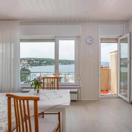Lovely In With Kitchen Apartman Šilo